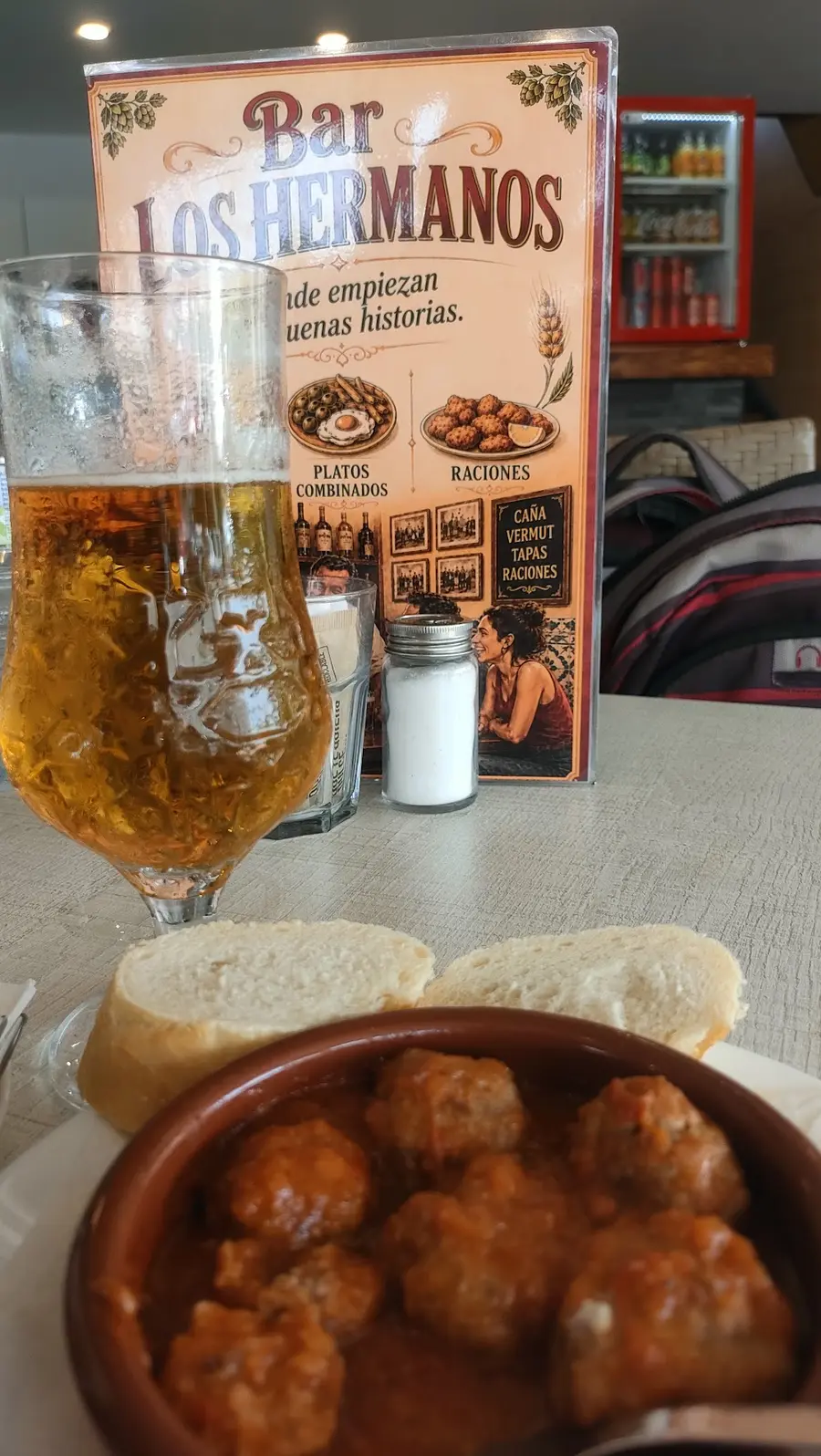 Caña servida junto a una tapa caliente