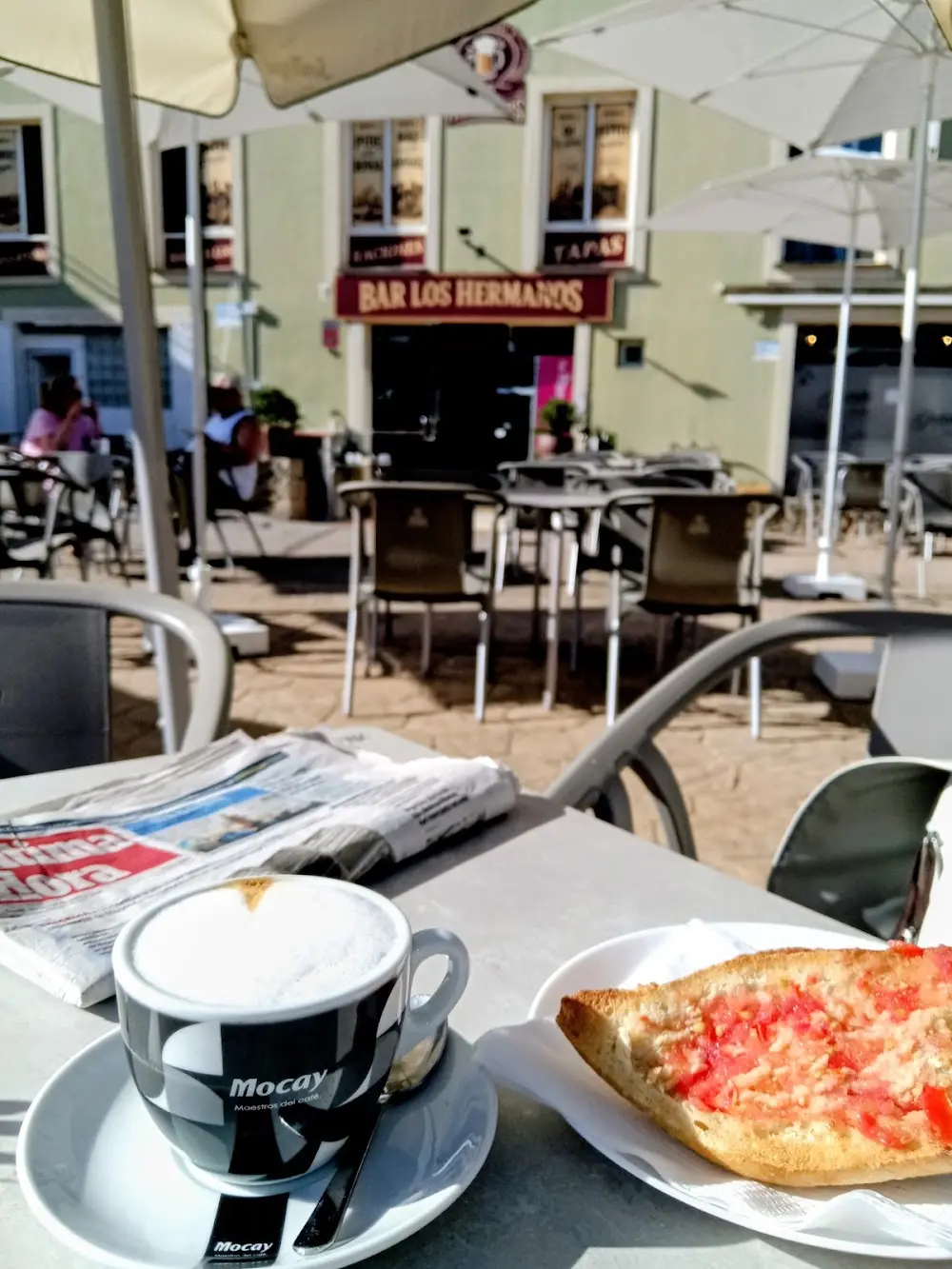 Café y tostada con tomate