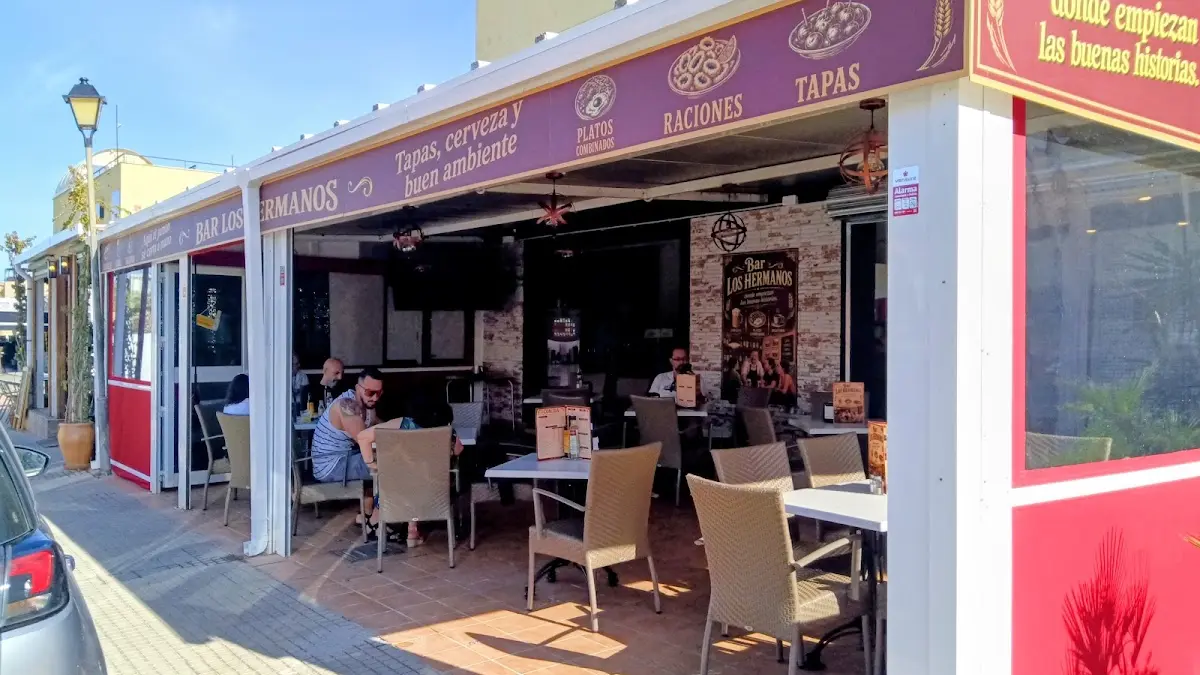 Fachada y terraza reales de Bar Los Hermanos