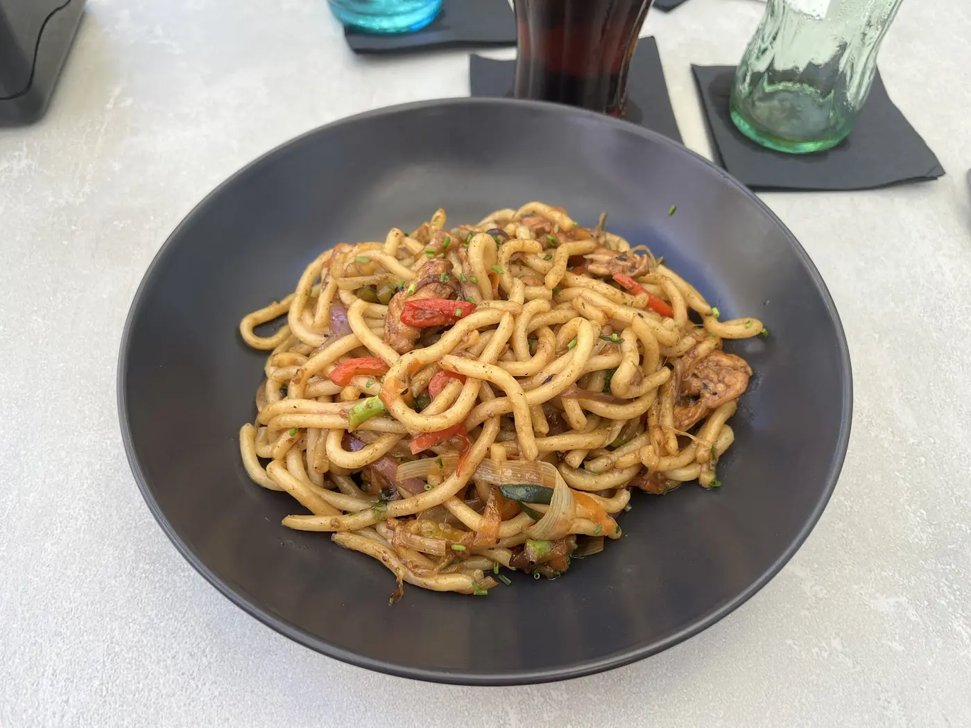 Plato de fideos salteados con verduras