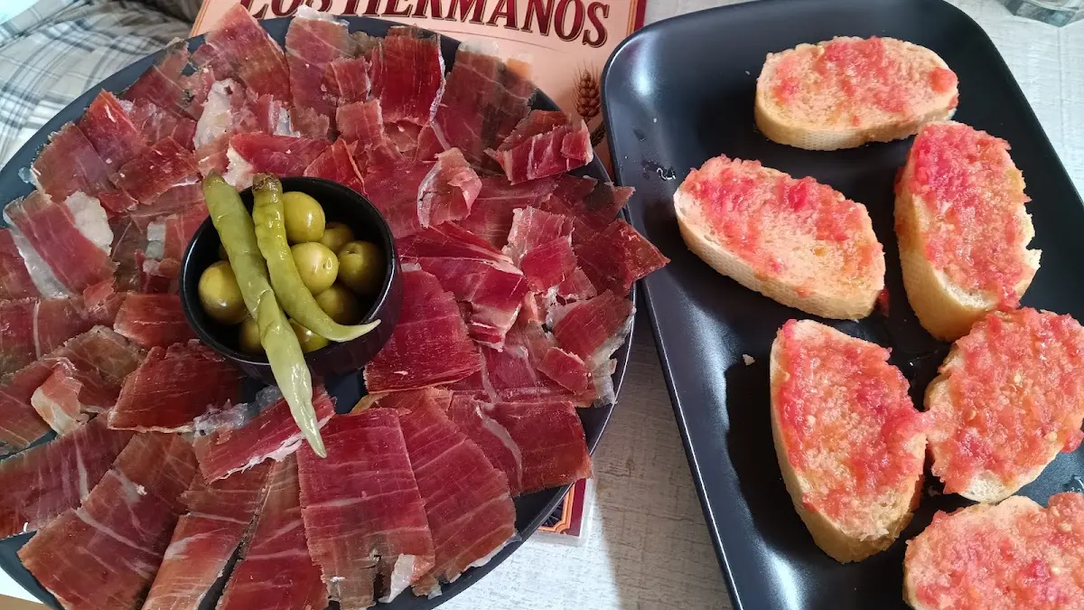 Jamón, aceitunas y pa amb oli servidos en el bar