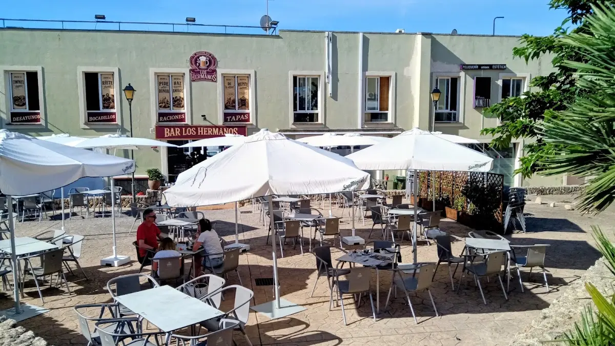 Terraza real de Bar Los Hermanos en Son Verí Nou